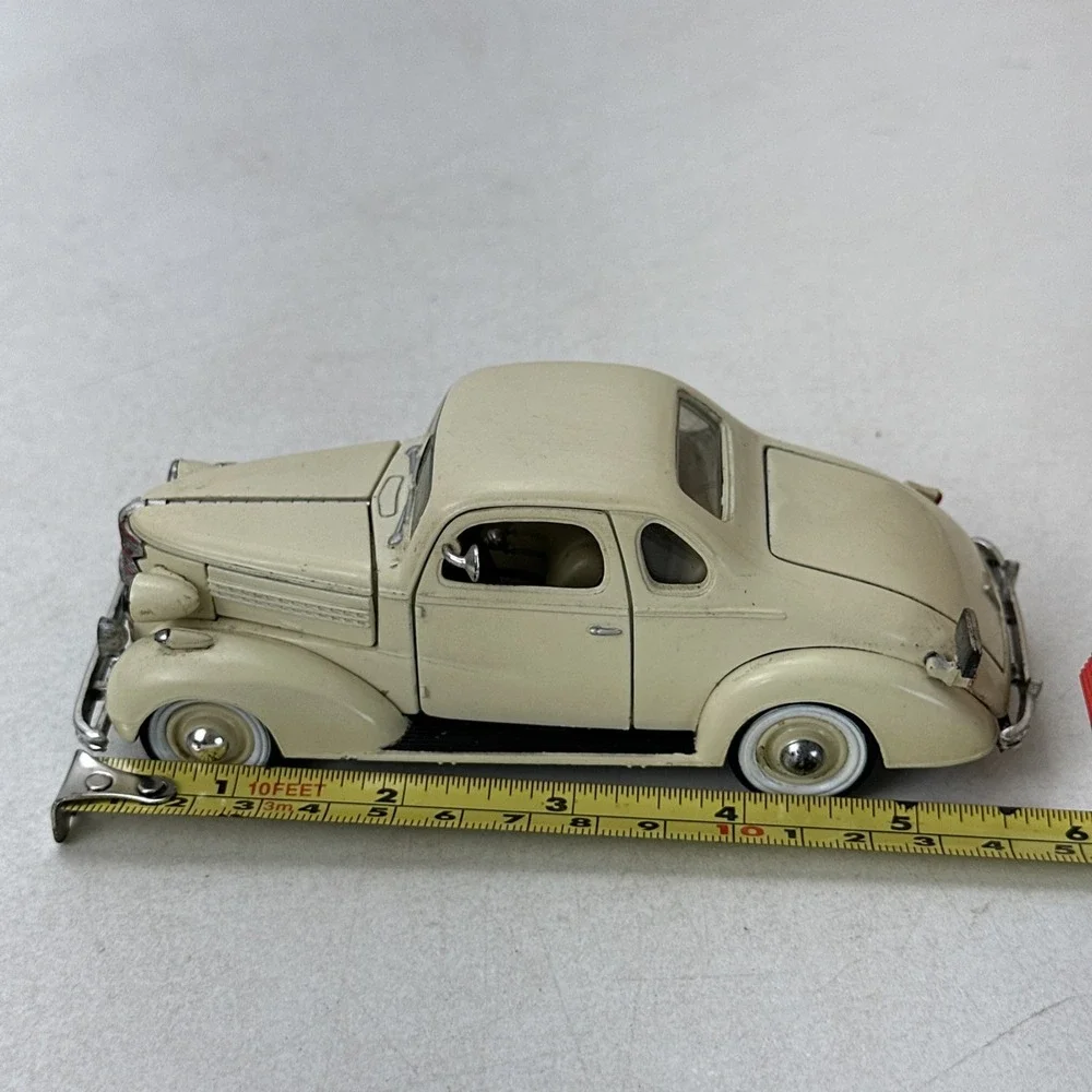 1938 Chevrolet Master Deluxe Business Coupe National Motor Museum 1:32 Cream